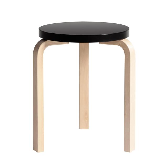 Artek 60 Skammel i Birksort - Designet af Alvar Aalto