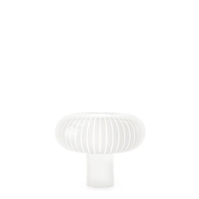 Elegant hvid bordlampe fra Kartell - Skab hygge i hjemmet