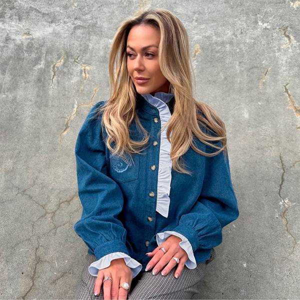 Sød denimlook skjorte med flæser og broderi – Tilbud!