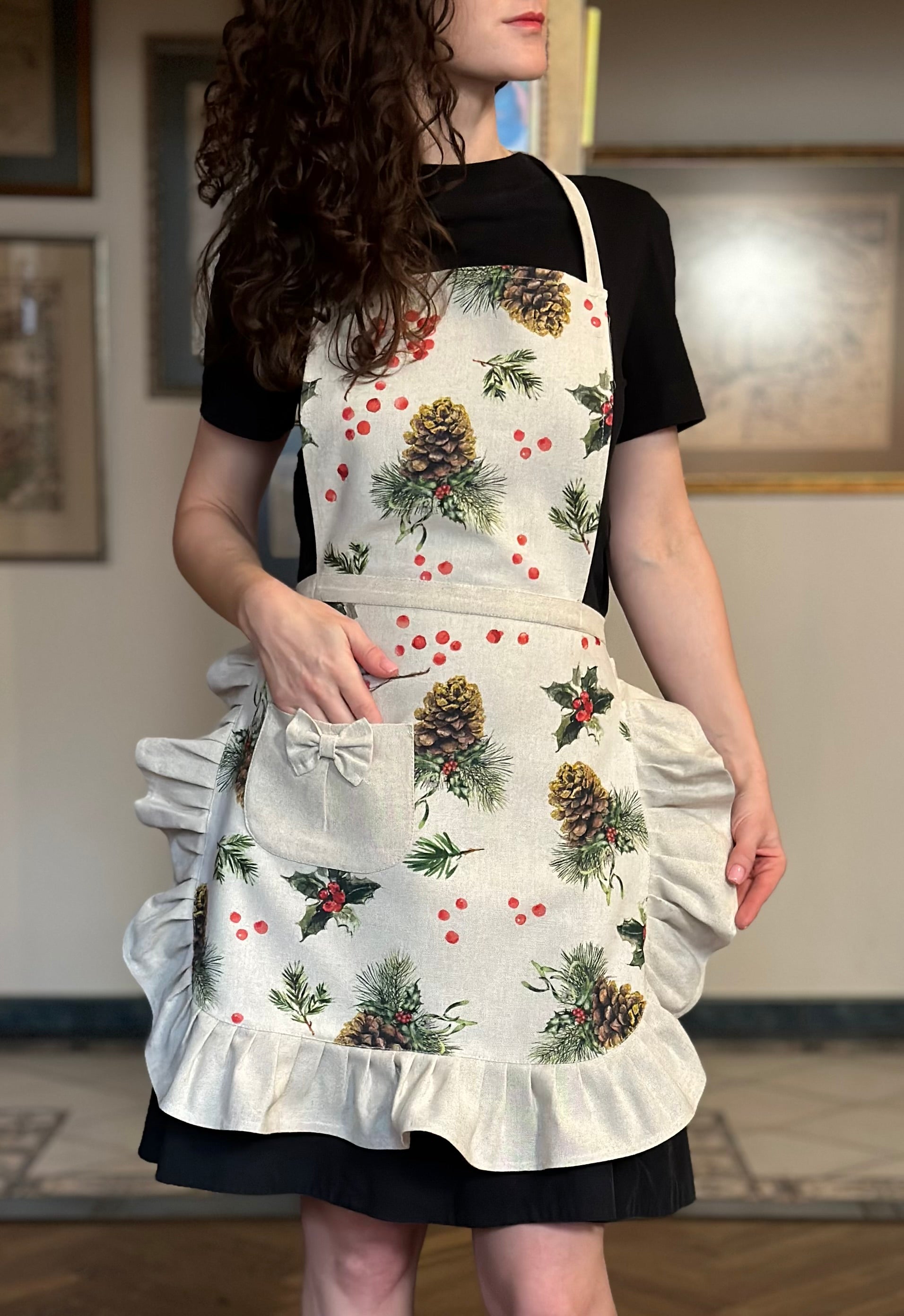 Juleforklæde Til Kvinder Med Flæse Og Lomme Golden Pine Kollektion