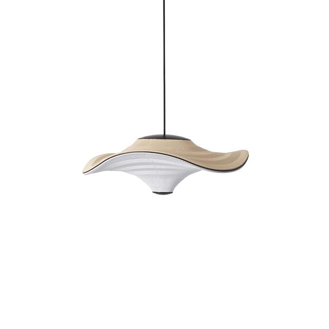 Håndlavet Flying Pendel ø58 i Golden Sand - Skulpturel Elegance