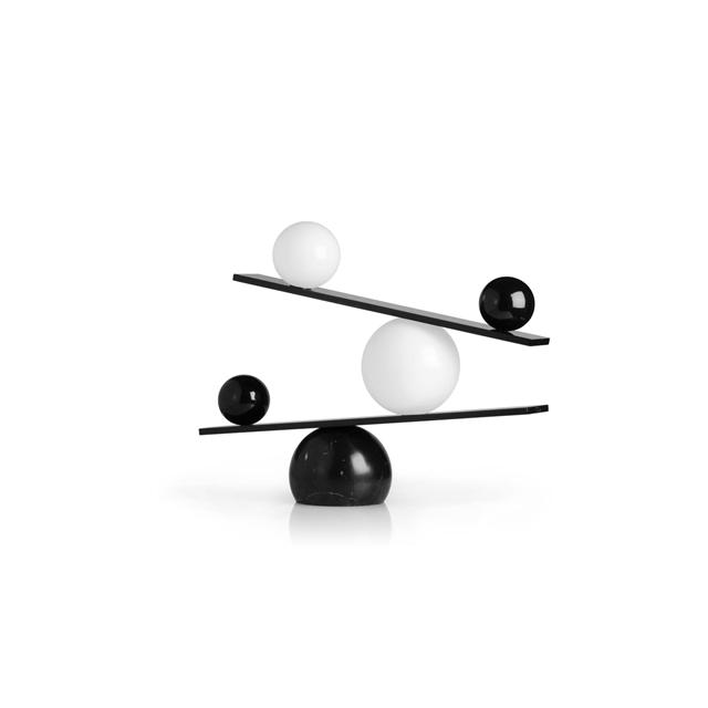 Oblure Balance Bordlampe i Sort – Design af Victor Castanera