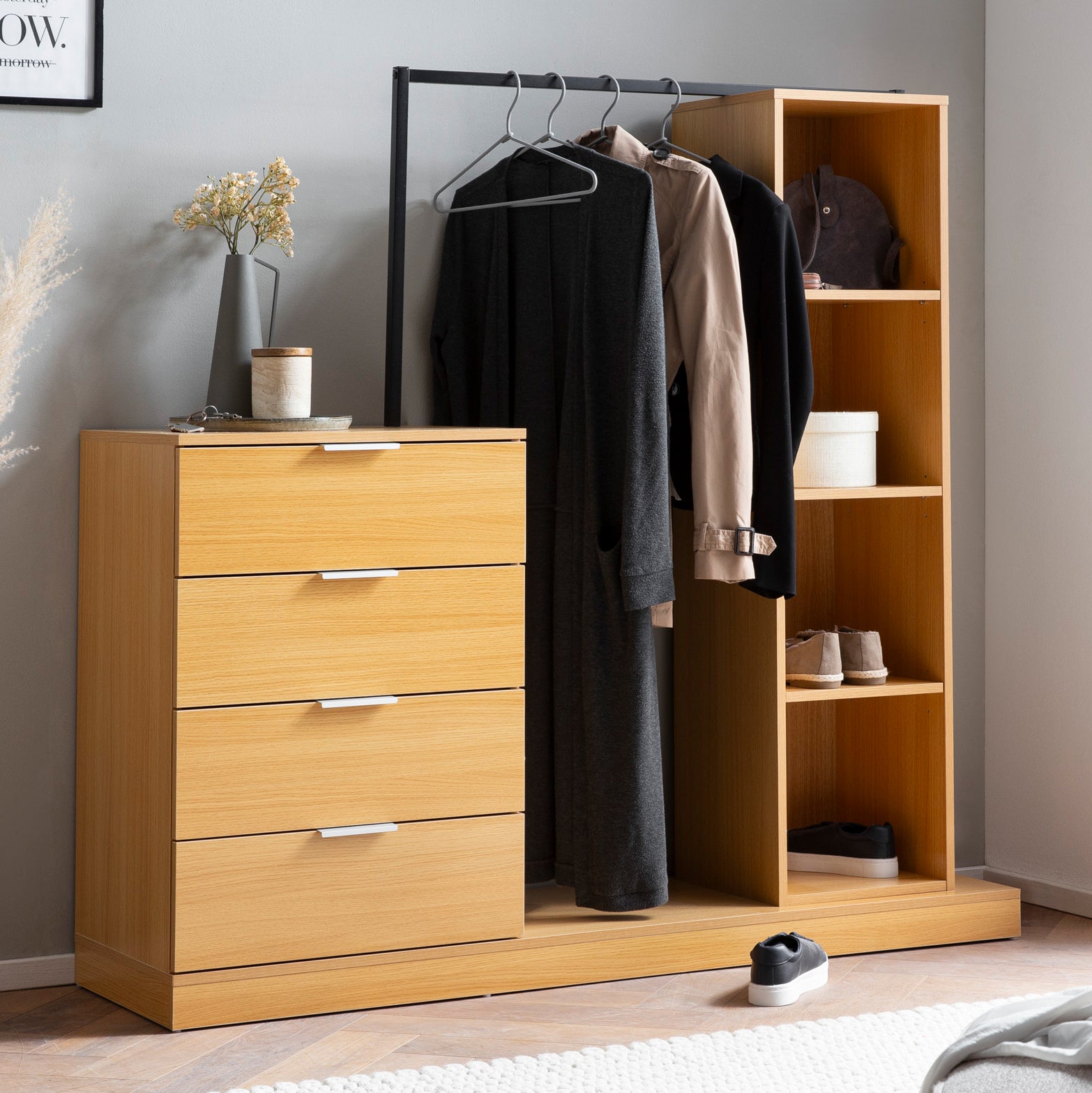 Moderne garderobe i egetrædekor - 145x136x40 cm