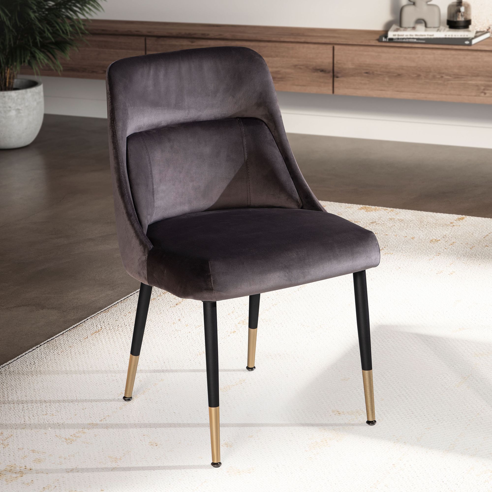 Elegant Spisestol i Grå og Sorte Ben - Tidløst Design