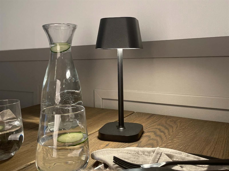 Elegant Batteridrevet Skrivebordslampe i Sort Aluminium