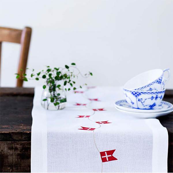 Flagbordløber med broderede flag til festlige anledninger